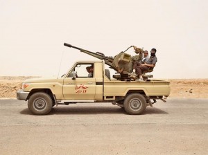 Создать мем: toyota land cruiser 70 pickup syria, пикап с пулеметом, импровизированная боевая машина