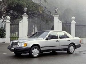 Создать мем: Mercedes-Benz S-klasse IV (W220), mercedes benz w124 e230, mercedes w124 200d