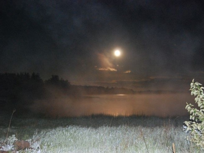 Создать мем: ночное озеро, лунная ночь в деревне, туман ночью