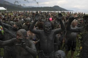 Создать мем: мир наизнанку грязевой фестивальсмотрет, карнавал грязи в бразилии, грязевой карнавал bloco da lama в бразилии