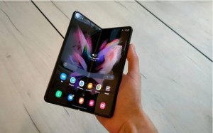 Создать мем: galaxy z fold, samsung galaxy z fold, складной смартфон