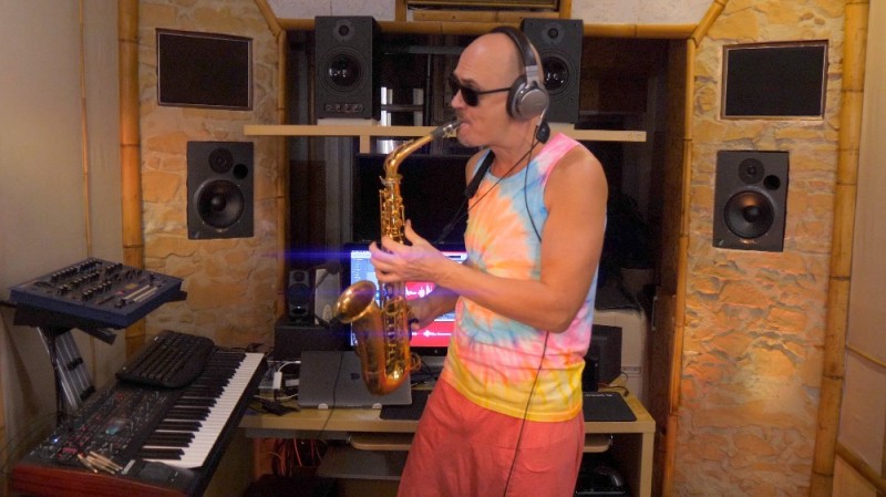 Создать мем: саксофон музыка, саксофонист, запись саксофона на студии
