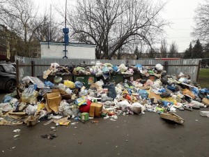 Создать мем: много мусора в городе, мусор на улице, мусор в городе