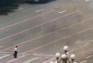 Создать мем: человек, раздавленный человек 1989 пекин, площадь тяньаньмэнь в пекине