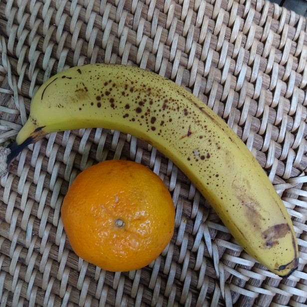 Создать мем: оранжевый банан, плод банана, бананы