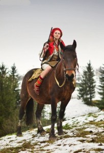 Создать мем: девушка, национальных костюмах россии на лошадях, фотосессия с лошадью в русском стиле