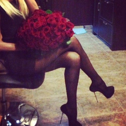 Create meme: a girl with a bouquet of roses without a face, blonde with a bouquet, woman 