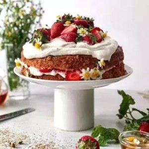 Create meme: cakes with cream and strawberries, victoria sandwich cake, chocolate cake with strawberries