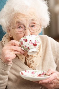 Создать мем: активные пенсионеры, бабушка пьет чай, пожилой возраст
