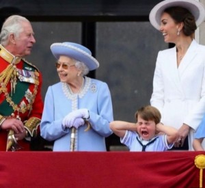 Создать мем: джордж кембриджский и елизавета 2, королева елизавета 2 и принц луи кембриджская, принц луи кембриджский с чарльзом