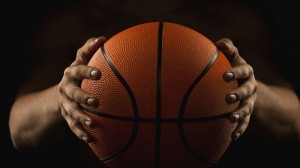 Создать мем: баскетболист с мячом в руках, баскетбол держит мяч, баскетбольный мяч в руке