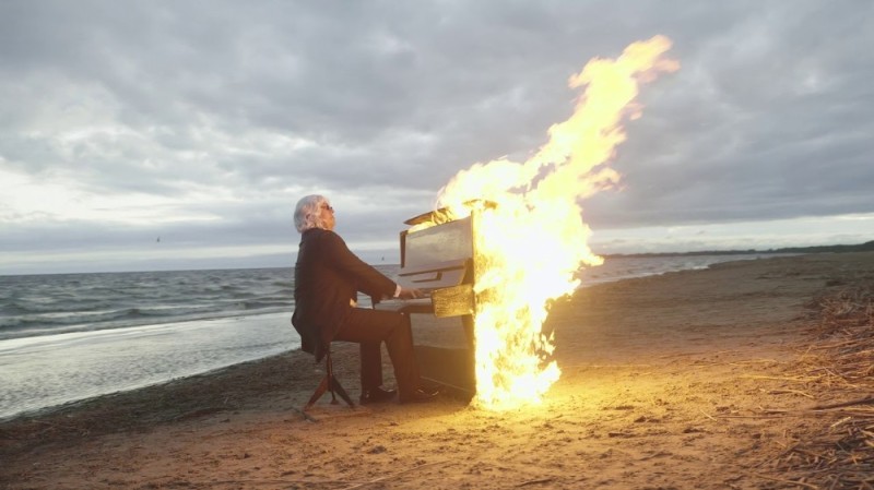 Create meme: danila bolshakov burning piano, pianist fire, burning piano on the shore