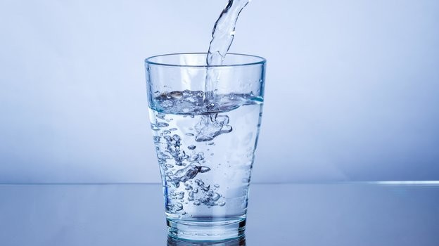 Создать мем: чистая питьевая вода, a glass of water, чистая вода
