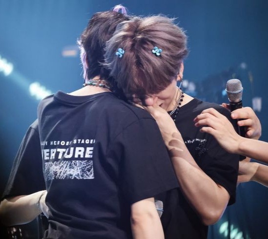 Создать мем: jungkook bts, чимин концерт 2019, чонгук обнимает чимина со спины