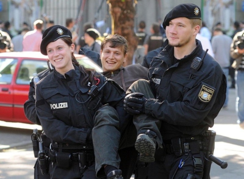 Создать мем: форма немецкой полиции, форма полиции германии, немецкие полицейские