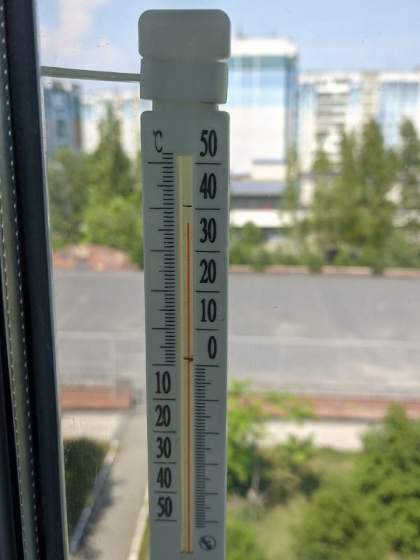 Create meme: window thermometer, thermometer with high temperature, thermometer 35 degrees