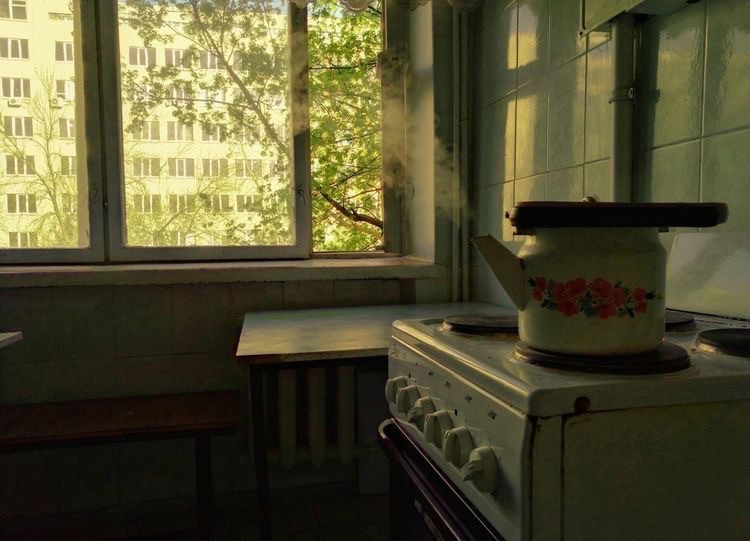 Создать мем: советская квартира, окно советская кухня, советская кухня интерьер