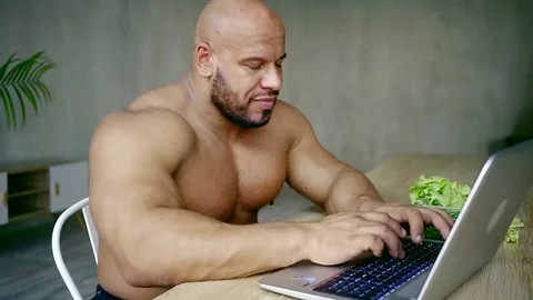 Создать мем: накаченный мужчина за компом, лысый с ноутбуком мем, качок с ноутбуком