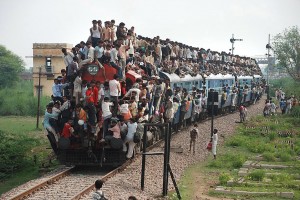 Создать мем: индийский поезд, железная дорога в конго, поезда в индии с людьми на крыше фото