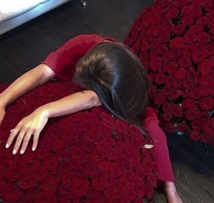 Create meme: a huge bouquet of roses, a bouquet of roses , 201 roses