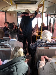 Создать мем: полный автобус с пассажирами, кондуктор 19 троллейбуса, ноги в автобусе