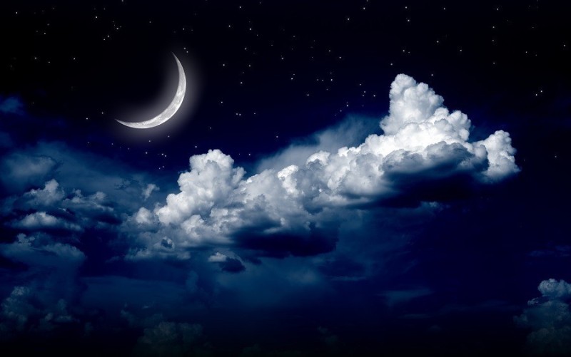 Создать мем: небо с луной и звездами, ночное небо облака, ночное небо