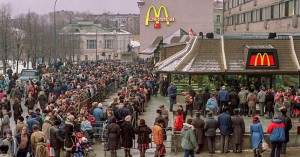 Создать мем: очередь макдональдс москва 1991, первый макдональдс в москве открылся, первый макдоналдс