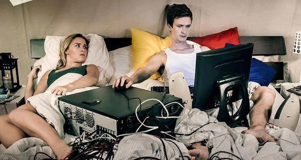Создать мем: девушка айтишник, компьютер в постели, геймер юмор