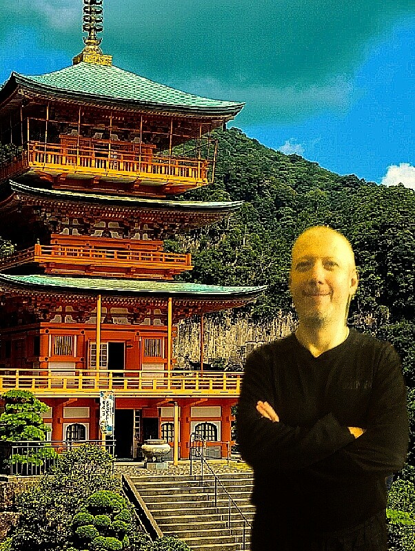 Создать мем: япония красивые места, храм, мужчина