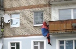 Создать мем: прикол человек паук лезет в окно, человек паук на балконе мем, человек паук на балконе
