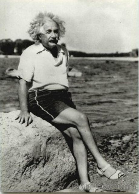 Создать мем: альберт эйнштейн в полный рост, альберт эйнштейн, эйнштейн на пляже