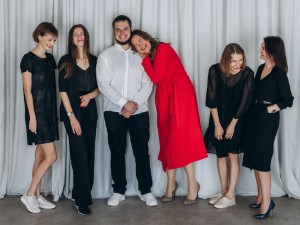 Создать мем: honey jazz choir, би 2 барышни обложка, человек