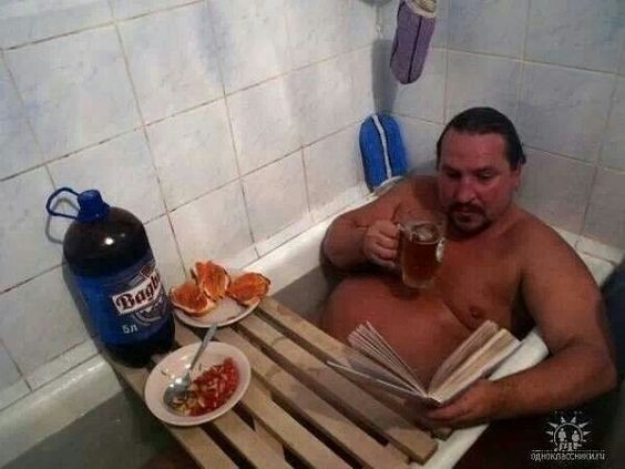 Создать мем: мужик с водкой, в ванне, ванна с пивом