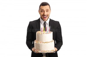 Создать мем: человек с тортом в руках, человек держит торт, человек с тортом