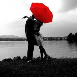 Создать мем: романтические картинки, Двое под одним зонтом, парочка с красным зонтом