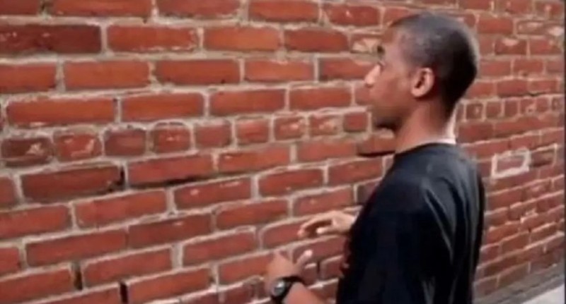 Create meme: the negro explains to the wall, the conversation with the wall , brick wall