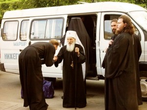 Создать мем: священник, рпц, патриарх кирилл на мерседесе