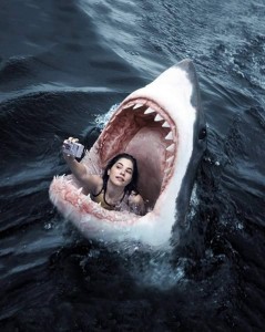 Создать мем: селфи за секунду до смерти, девушка в пасти акулы, девушка с акулой картинки