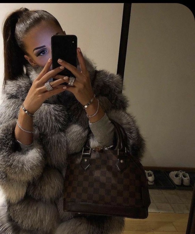 Create meme: selfie in a mink coat, fur coat from Arctic Fox, fashionable fur coats