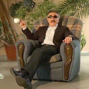 Создать мем: леонид каневский пьет чай, каневский в кресле, свежие мемы 2021