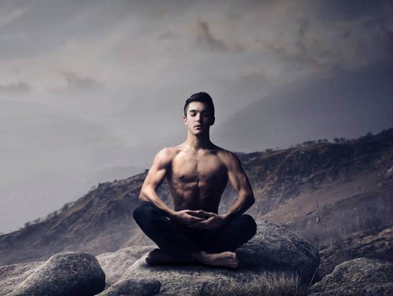 Создать мем: мужчина медитирует, йога для мужчин, мужская йога