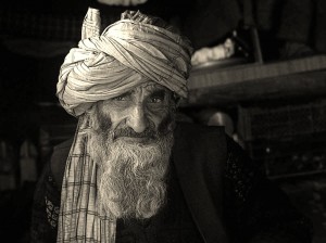 Создать мем: индус заклинатель змей портрет чб, арабская мудрость, мудрец