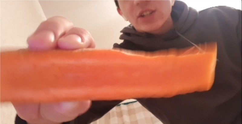 Создать мем: маленькая морковка, морковь очищенная, морковные