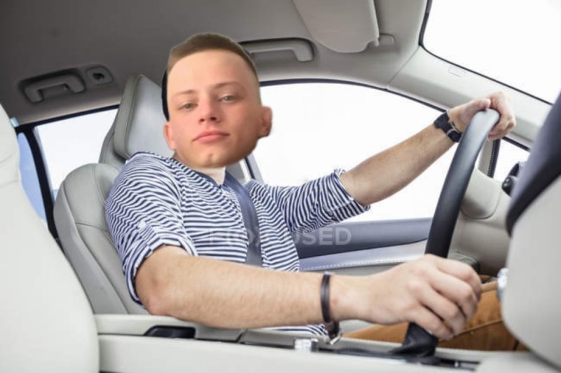 Создать мем: мальчик с водителем в машине, за рулем автомобиля, мужчина в голубом за рулем автомобиля