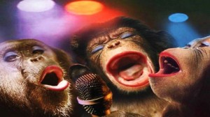Создать мем: веселая обезьяна, с днём рождения обезьяны поют, обезьяна поет