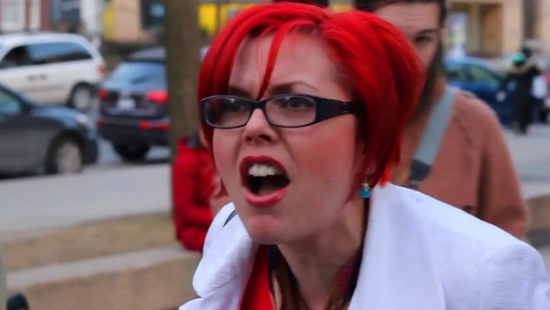 Создать мем: феминистка, американская феминистка с красными волосами, феминистка с красными волосами