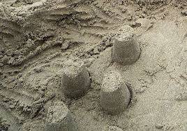 Создать мем: песок пляж, кулички, кулич из песка