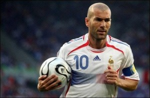 Создать мем: зинедин зидан сборная франции, zidane euro 2004, зинедин зидан фифа 21