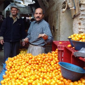 Создать мем: иран базар, фрукты, марокканские мандарины