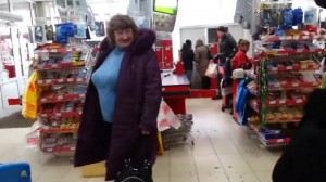 Создать мем: женщина кукарекает в магазине, бабка, женщина